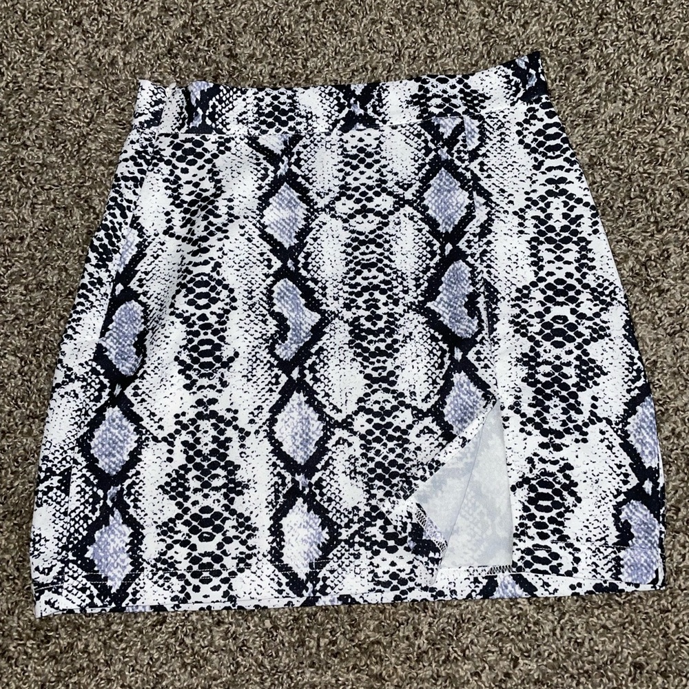 SHEIN Snakeskin Print Vented Mini Skirt